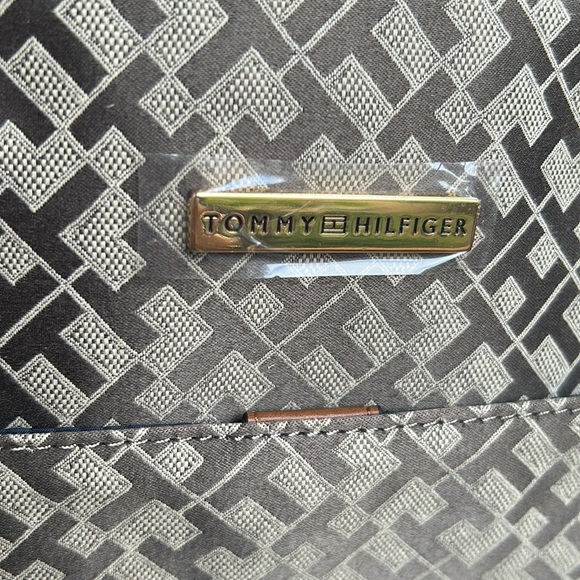 Tommy Hilfiger Signature Jacquard Textile Khaki Tan/Chestnut Combo XL Tote - Picture 5 of 9